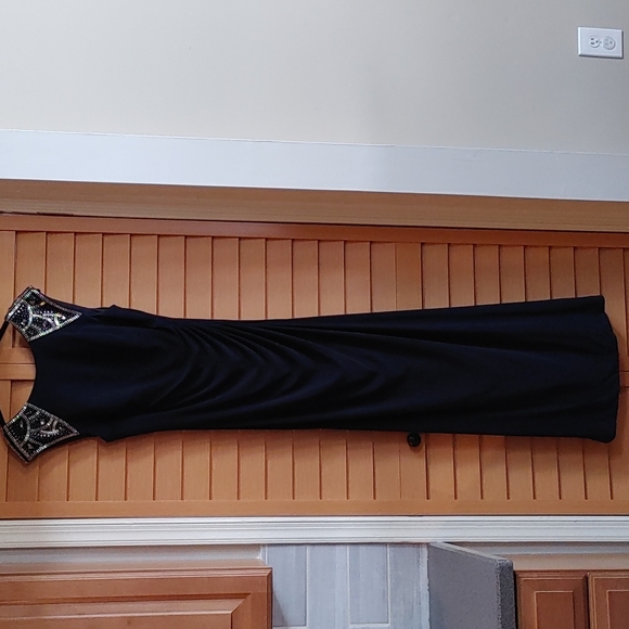 Xscape by Joanna Chen navy embellished shoulder long gown. Size 8. - Picture 6 of 9